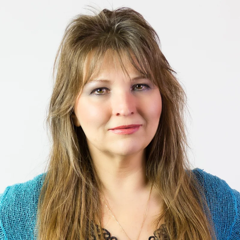 Portrait von Claudia Shantara Herzog, Kartenlegerin und Lichtarbeiterin