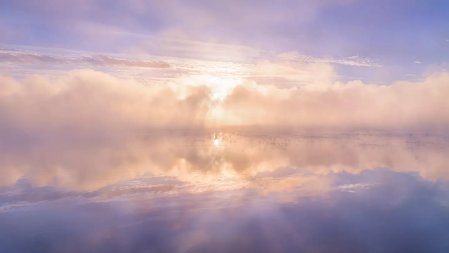 Sanftes Licht über einem ruhigen Himmel